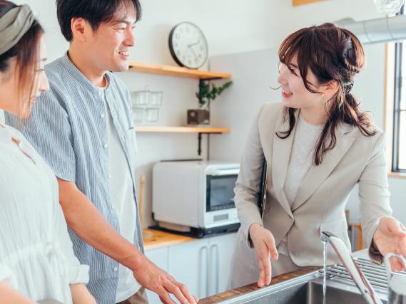 打ち合わせ中のスタッフ